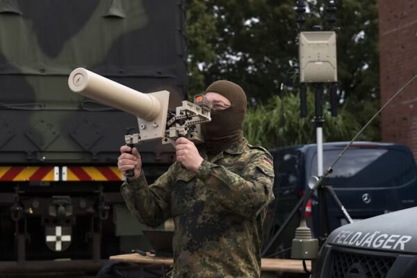 Dobrindt will Bundeswehr mehr Befugnisse gegen Drohnen geben. Geplant sind ein Abwehrzentrum und eine Reform des Luftsicherheitsgesetzes.