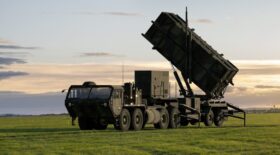 Israel liefert erstmals Patriot-System an die Ukraine. Zelensky bestätigt Einsatz und kündigt zwei weitere Batterien an. Vergleich mit NASAMS, IRIS-T, SAMP/T.