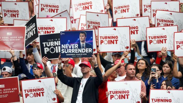 Charlie Kirk: Bei der Trauerfeier in Arizona erklärten Trump und Vance den ermordeten Aktivisten zum Märtyrer. Erika Kirk vergibt dem Täter und übernimmt sein Werk.