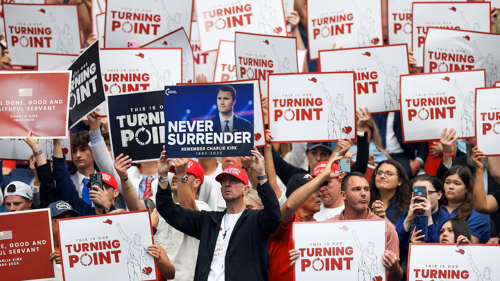 Charlie Kirk: Bei der Trauerfeier in Arizona erklärten Trump und Vance den ermordeten Aktivisten zum Märtyrer. Erika Kirk vergibt dem Täter und übernimmt sein Werk.