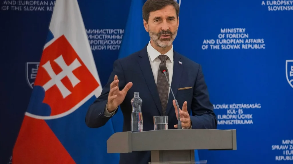 Slowakischer Außenminister Juraj Blanár warnt vor gefährlicher Eskalation nach Drohnenangriff auf Polen und betont die Notwendigkeit von Friedensverhandlungen.