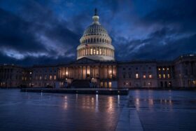 Der Sprecher des US-Repräsentantenhauses, Mike Johnson, betont, dass neue Sanktionen gegen Russland ohne die Zustimmung von Präsident Donald Trump nicht umgesetzt werden können.
