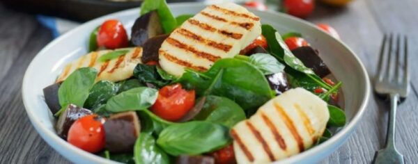 Halloumi Käse: Geschichte, Kalorien, gesundheitliche Vorteile und Rezepte. Alles über den zypriotischen Käse und wie man ihn zu Hause selbst herstellt.