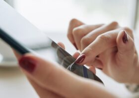 Digitalisierung macht Autofahrten einfacher: Navigations-Apps, Mautsysteme, Tankstellenpreise und Notfall-Tools sorgen für stressfreie Reisen.