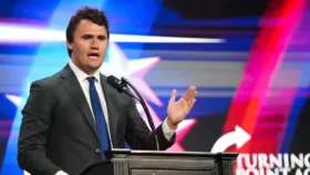 Politblogger Charlie Kirk bei Rede in Utah erschossen. Trump bestätigt seinen Tod und kondoliert seiner Familie. Renewz.de berichtet.