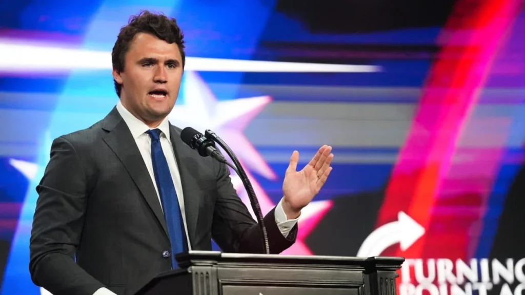Politblogger Charlie Kirk bei Rede in Utah erschossen. Trump bestätigt seinen Tod und kondoliert seiner Familie. Renewz.de berichtet.