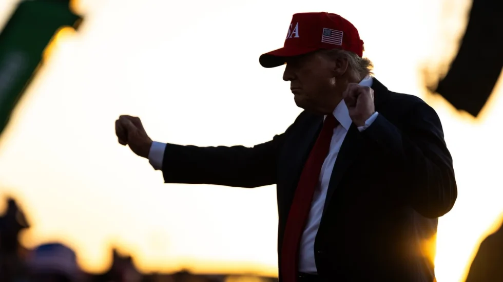 Donald Trump fordert geschlossene NATO-Sanktionen gegen Russland und droht mit Zöllen von 50–100 % auf China, solange der Krieg in der Ukraine andauert.