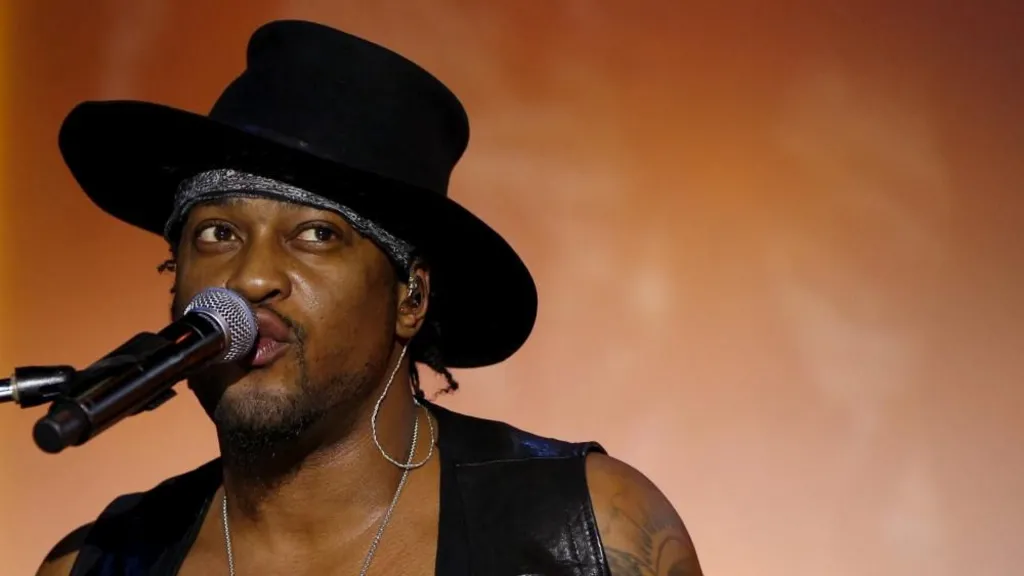 Die Musikwelt verliert mit 51 Jahren D'Angelo, den prägenden Pionier des Neo-Soul. Nach seiner Diagnose Bauchspeicheldrüsenkrebs hinterlässt der vierfache Grammy-Gewinner ein unvergessliches musikalisches Erbe.