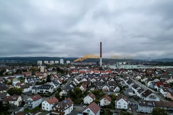 Chemieunfall in Mainaschaff (Bayern): Nach einer giftigen Gaswolke gab es Entwarnung. Vier Verletzte, Luftmessungen unauffällig, Schulen öffnen regulär.