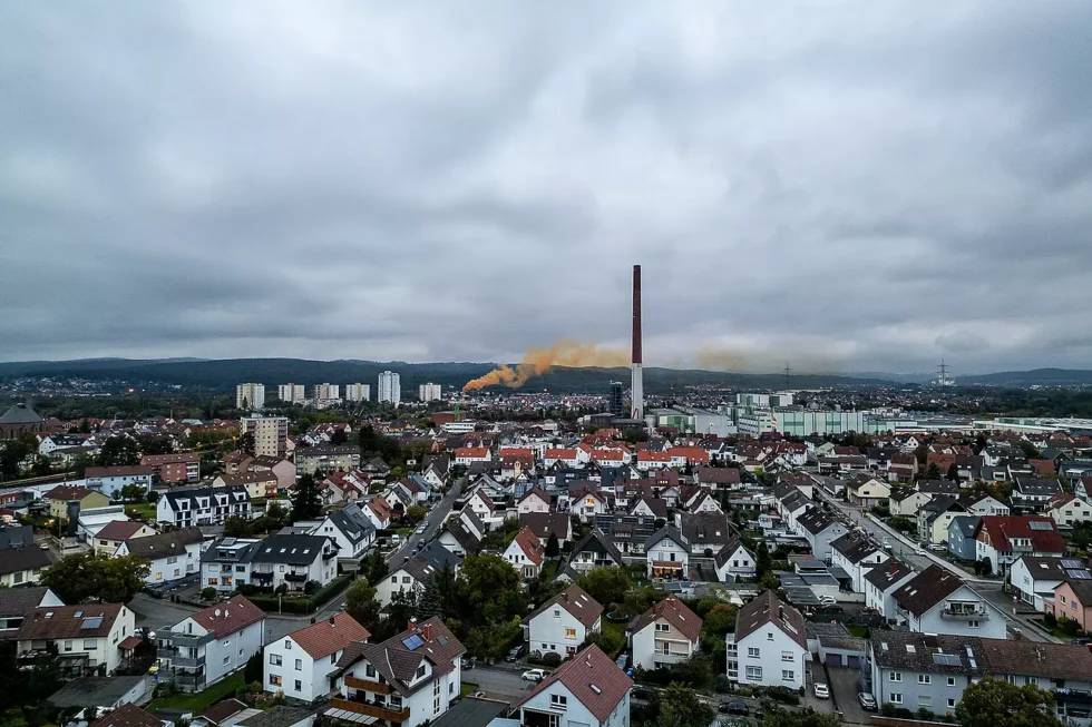 Chemieunfall in Mainaschaff (Bayern): Nach einer giftigen Gaswolke gab es Entwarnung. Vier Verletzte, Luftmessungen unauffällig, Schulen öffnen regulär.