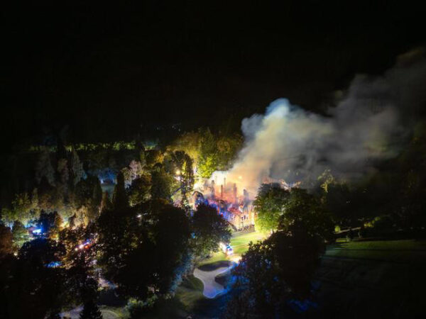 In Donaustauf im Landkreis Regensburg hat ein Großbrand das historische Jagdschloss Aschenbrennermarter völlig zerstört. Die Polizei schätzt den Schaden auf mehrere Millionen Euro.
