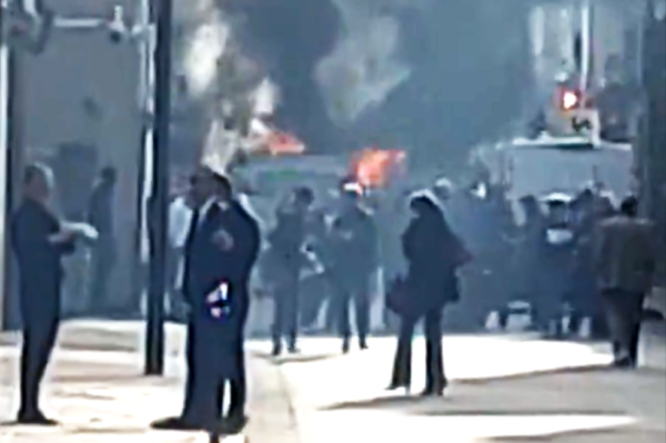 Mehrere Explosionen ereigneten sich am Dienstagmorgen nahe dem Hôtel de Matignon in Paris. Eine brennende Lieferwagen wurde gelöscht, verletzt wurde niemand.