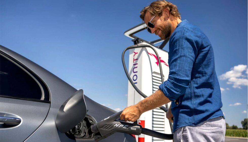 VDA-Präsidentin Müller schlägt Ladepflicht für Hybridwagen vor, um strengere EU-Emissionsregeln abzuwenden. Bei Nichtladen droht Drosselung des Verbrenners.