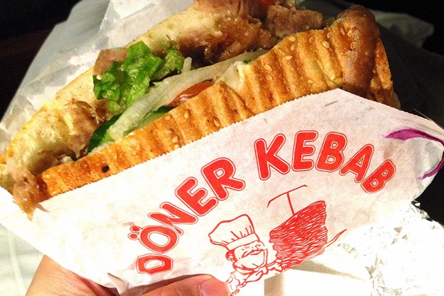 Die Türkei gibt ihre Ansprüche auf den „Döner“ auf. Warum das Ende des „Döner-Kriegs“ für Touristinnen in Deutschland und Europa gute Nachrichten bringt.
