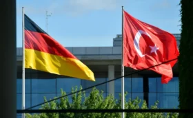 Kanzler Merz ist in der Türkei für Gespräche mit Erdogan: Ziel sind mehr Abschiebungen. Im Gegenzug winkt Unterstützung für das 150-Mrd.-EU-Rüstungsprogramm Safe.