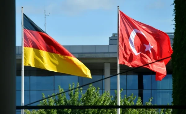 Kanzler Merz ist in der T&uuml;rkei f&uuml;r Gespr&auml;che mit Erdogan: Ziel sind mehr Abschiebungen. Im Gegenzug winkt Unterst&uuml;tzung f&uuml;r das 150-Mrd.-EU-R&uuml;stungsprogramm Safe.