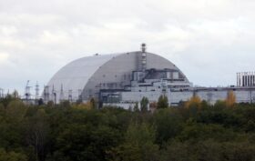 Blackout in Tschernobyl: Stromversorgung nach russischem Drohnenangriff wiederhergestellt, keine Strahlungsgefahr. Selenskyj warnt vor globalen Risiken.