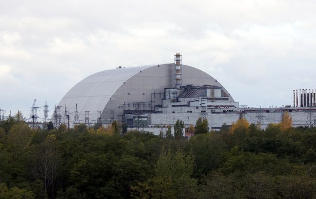 Blackout in Tschernobyl: Stromversorgung nach russischem Drohnenangriff wiederhergestellt, keine Strahlungsgefahr. Selenskyj warnt vor globalen Risiken.