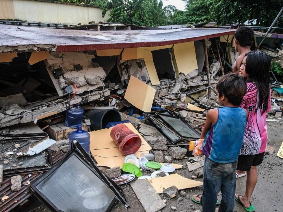 Erdbeben Philippinen Tsunami: Starkes Beben der Stärke 7,4 trifft Mindanao, zwei Tote, Nachbeben erwartet, Tsunamiwarnung aufgehoben.
