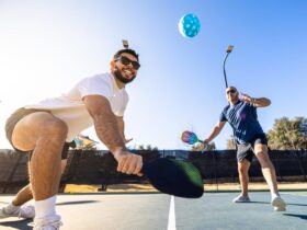 Pickleball Deutschland wird zum neuen Sport-Trend. Erfahren Sie Unterschiede zu Tennis, Padel, Clubs, Preise, Turniere und Einstiegstipps.