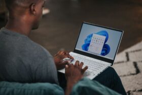 Windows 11 auf älteren PCs in Deutschland installieren: Mit Registry-Tricks von Microsoft das Upgrade ohne neue Hardware durchführen.