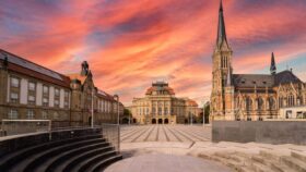 Chemnitz Kulturhauptstadt 2025 enthüllt das Programm „C the Unseen“. Alle Fakten zu Industriekultur, Architektur, Events und Tourismus. Die Renaissance einer Stadt.