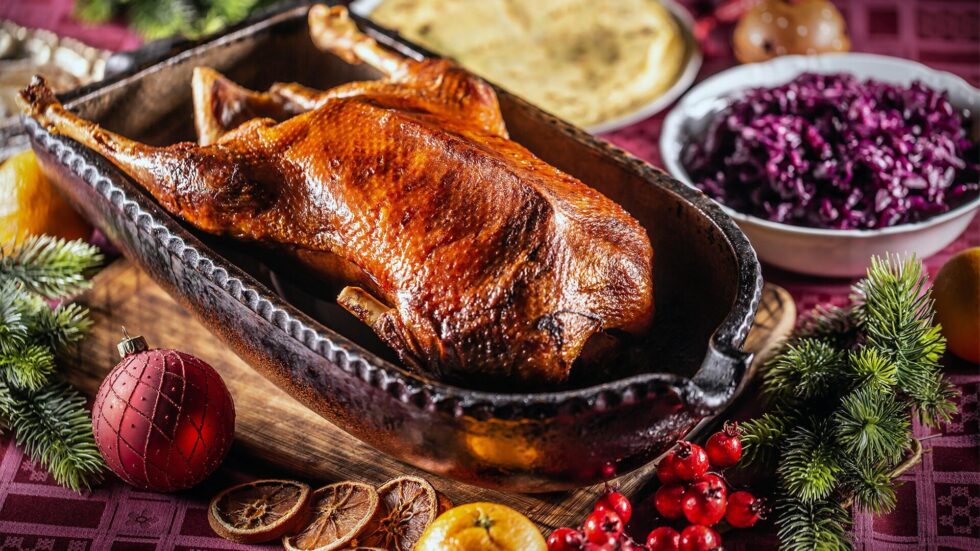 Martinsgans zubereiten: 3 traditionelle Rezepte mit Füllung und Omas Geheimtipps für knusprige Haut. Kerntemperatur und Soßenbasis für den perfekten Gänsebraten zum Martinstag.