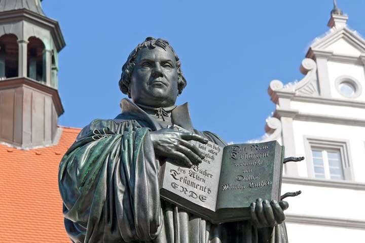 Am 31. Oktober ist in 9 Bundesländern Feiertag (Reformationstag), in 7 Ländern nicht. Gründe sind Protestantismus, Katholizismus und der Feiertagsausgleich von 2018.