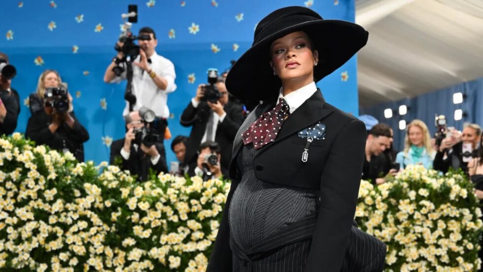 Rihanna und A$AP Rocky sind Eltern einer Tochter: Rocky Irish Myers. Die Musiker teilen ihr Glück und zeigen, wie wichtig Familie im Rampenlicht bleibt.
