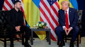 Ein Anruf zwischen Trump und Putin überrascht Kyjiw vor Selenskyjs Besuch in Washington. Thema: Waffenhilfe, Tomahawks und diplomatische Machtspiele.
