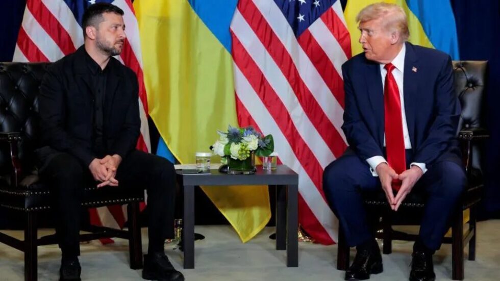 Ein Anruf zwischen Trump und Putin überrascht Kyjiw vor Selenskyjs Besuch in Washington. Thema: Waffenhilfe, Tomahawks und diplomatische Machtspiele.