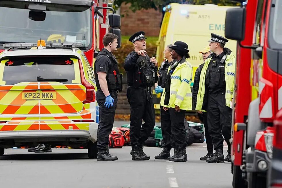 Zwei Tote und mehrere Verletzte bei Angriff vor Synagoge in Manchester am Jom Kippur. Polizei stoppt Täter, Regierung verstärkt Schutzmaßnahmen.