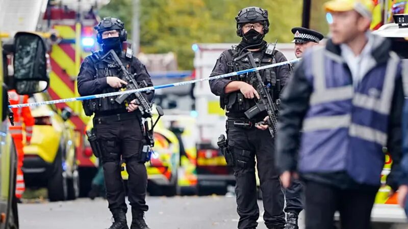 Zwei Tote und mehrere Verletzte bei Angriff vor Synagoge in Manchester am Jom Kippur. Polizei stoppt Täter, Regierung verstärkt Schutzmaßnahmen.
