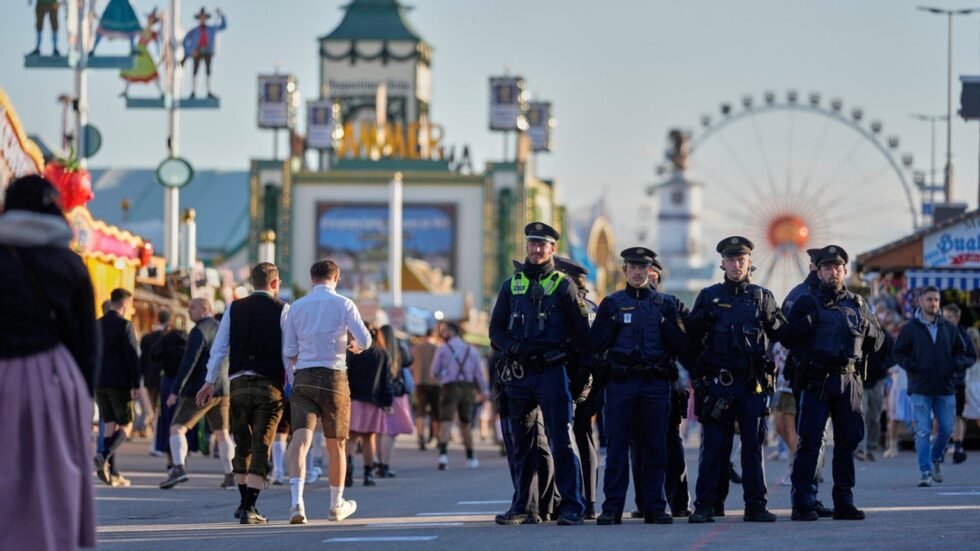 Drohne über Oktoberfest: Polizei ermittelt gegen 44-jährigen Touristen. Parallel kam es am Flughafen München zu massiven Flugausfällen durch Drohnensichtungen.