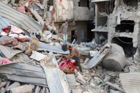 Israel bombardiert weiter Gaza, während Ägypten Gespräche über Trumps Friedensplan vorbereitet. Hoffnung, Skepsis und politischer Druck prägen die Lage.