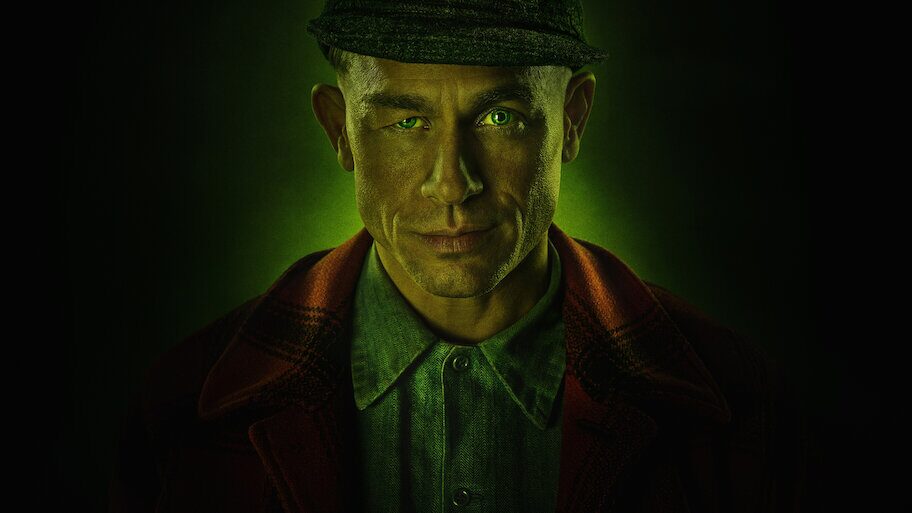 Monster: The Ed Gein Story startet am 3. Oktober 2025 auf Netflix. Ryan Murphy zeigt die wahre Geschichte des Serienmörders Ed Gein und sein psychologisches Erbe.