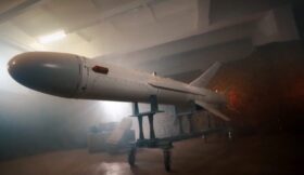 In Kiew wurde eine neue Version der ukrainischen Rakete „Neptun“ präsentiert – mit größerer Reichweite, stärkerer Gefechtsladung und verbesserter Präzision.