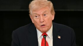 Donald Trump kündigt an, am Wochenende zu Nahost-Gesprächen zu reisen. In Ägypten laufen Verhandlungen zwischen Israel und der Hamas über seinen Gaza-Friedensplan.