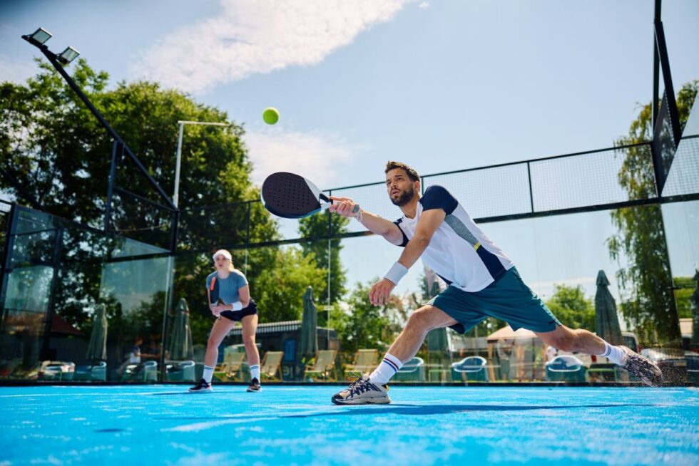 Padel indoor Deutschland 2025: Adressen, Kosten und Top-Hallen in Berlin, Frankfurt, München, Hamburg, Stuttgart und Leipzig – Spiel ganzjährig bei jedem Wetter.