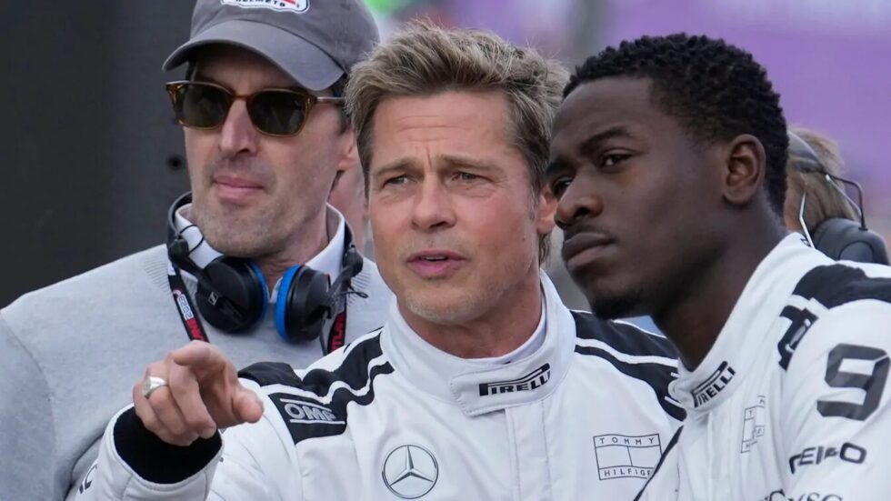 Der Film „F1“ mit Brad Pitt startet am 12. Dezember 2025 weltweit auf Apple TV. Produziert von Lewis Hamilton und Jerry Bruckheimer, bricht er alle Rekorde.