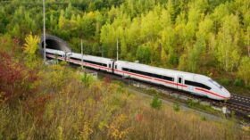Deutschlands Hauptbahnhöfe sind überlastet. Die Deutsche Bahn plant massive Ausbauten, um Kapazität und Pünktlichkeit bis 2040 deutlich zu verbessern.