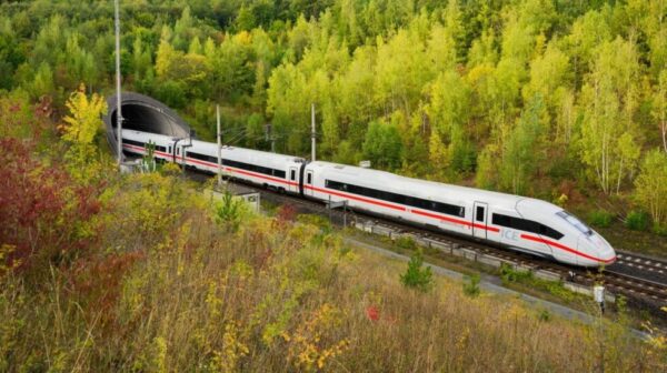 Deutschlands Hauptbahnhöfe sind überlastet. Die Deutsche Bahn plant massive Ausbauten, um Kapazität und Pünktlichkeit bis 2040 deutlich zu verbessern.