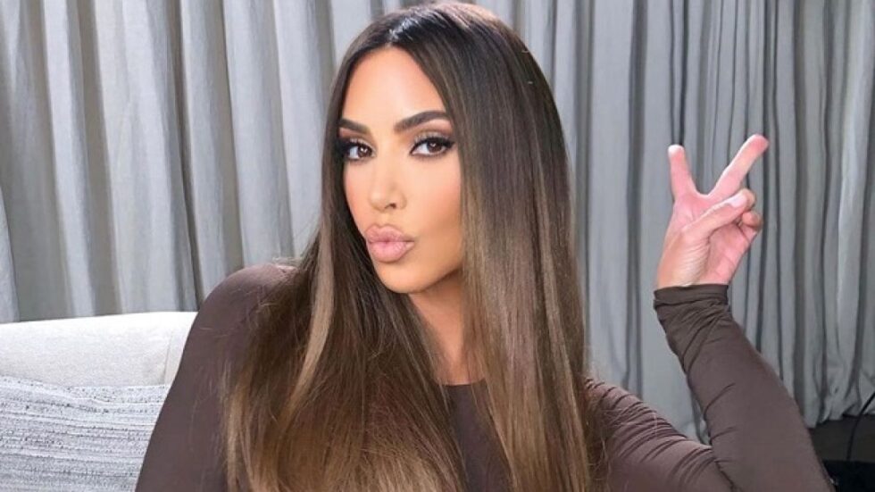 Kim Kardashian offenbart eine Hirnaneurysma. Ärzte erklären Risiken und Einfluss von Stress.
