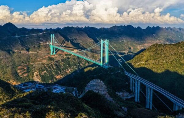 Huajiang Grand Canyon Bridge in China eröffnet: 625 Meter hoch, 2.890 Meter lang. Rekordbrücke wird neues Wahrzeichen und Touristenmagnet.