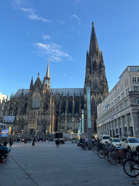 Kölner Hauptbahnhof vom 14.–24. November 2025 vollständig gesperrt: Softwarepanne, Umleitungen, Ersatzhaltepunkte und wichtige Hinweise für Fern- und Regionalreisende.
