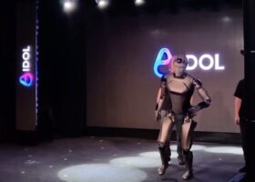 Der humanoide KI-Roboter AIDOL ist bei seinem Debüt in Moskau gestürzt. Die Präsentation sollte technologische Fortschritte zeigen. Internationale Medien berichten, staatliche Sender in Russland halten sich zurück.