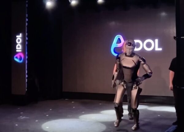 Der humanoide KI-Roboter AIDOL ist bei seinem Debüt in Moskau gestürzt. Die Präsentation sollte technologische Fortschritte zeigen. Internationale Medien berichten, staatliche Sender in Russland halten sich zurück.