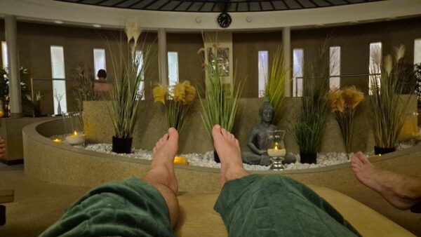 Sauna Berlin günstig & Top Thermen: Preise, Adressen, Öffnungszeiten, Sauna-Saison, Gesundheitseffekte, Regeln und beste Wellness-Spots in Berlin & Brandenburg.