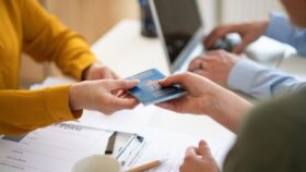 Ende August 2025 genossen 4,37 Millionen Nicht-EU-Bürger temporären Schutz. Deutschland beherbergt 27,7 %, gefolgt von Polen und Tschechien. Die EU verlängerte den Schutz bis März 2027