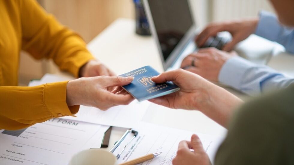 Ende August 2025 genossen 4,37 Millionen Nicht-EU-Bürger temporären Schutz. Deutschland beherbergt 27,7 %, gefolgt von Polen und Tschechien. Die EU verlängerte den Schutz bis März 2027